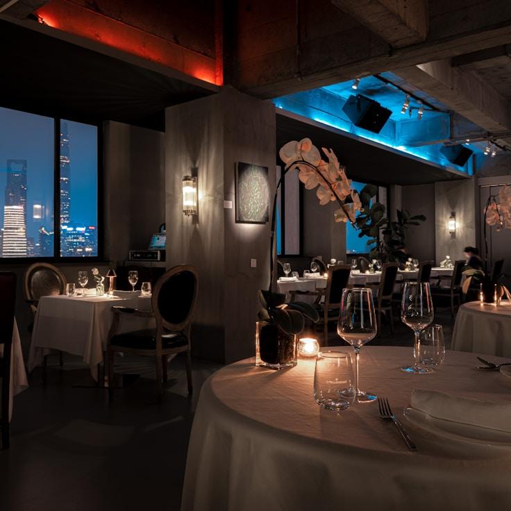 Casual restaurant with booth seating